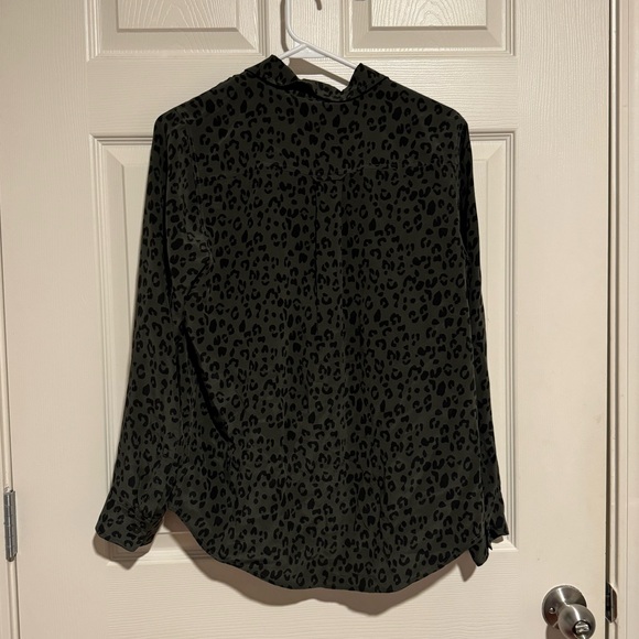 Rails Kate Olive Cheetah Button Down in Size Small 100% silk - Picture 4 of 6